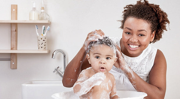 Mon enfant a les cheveux crépus ; quelle routine de soin?